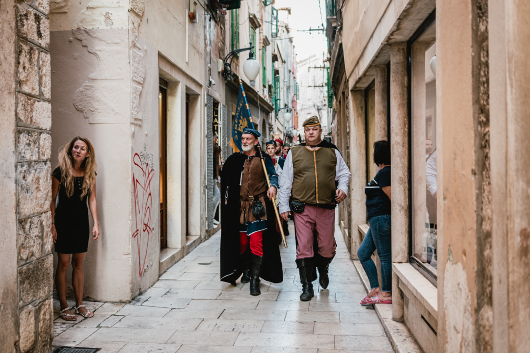 Šibenik se vratio u srednji vijek: Gradska straža i vitezovi kod katedrale ‘upali’ na vjenčanje!