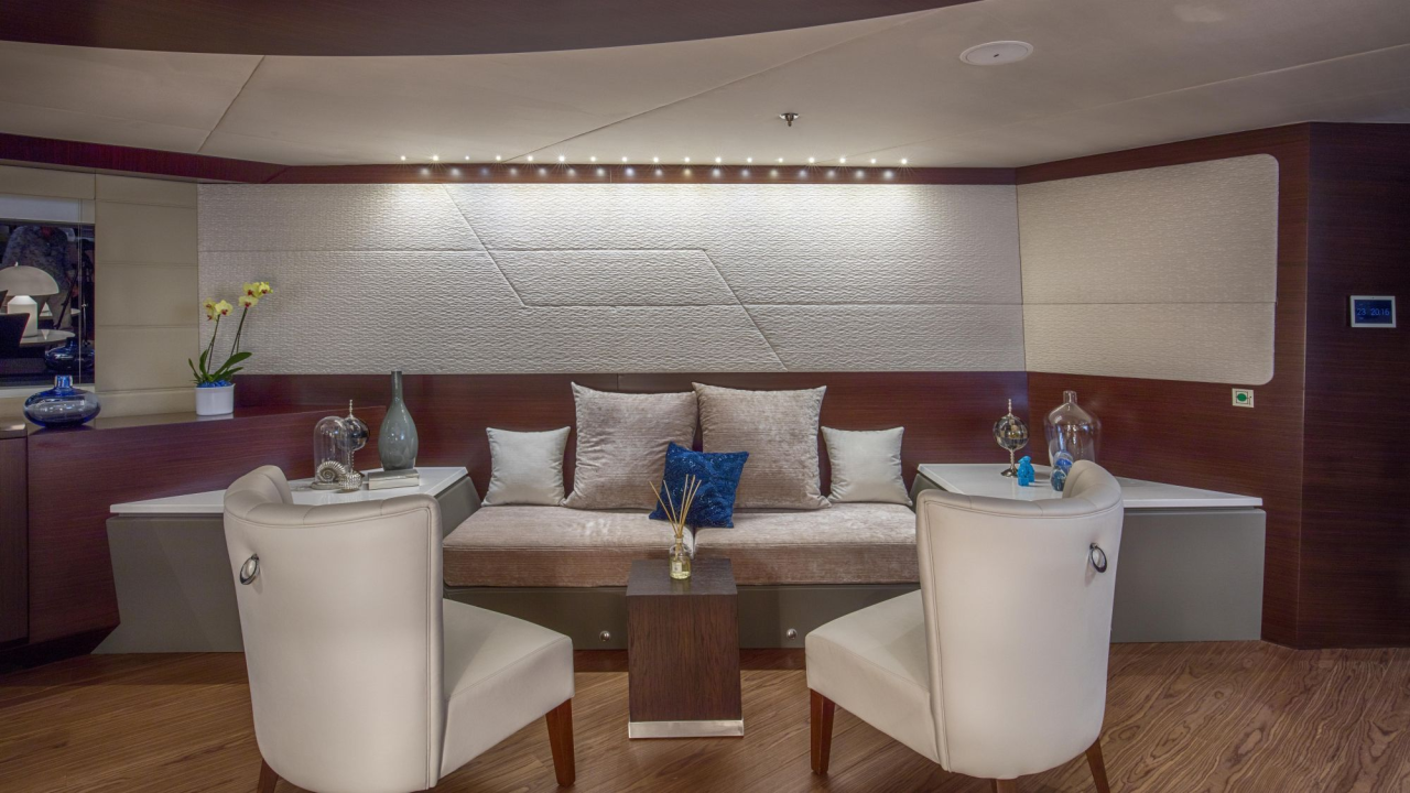 Jahta čiji tjedni najam košta 300 tisuća eura mami poglede na Zlarinu, pogledajte kakva je iznutra