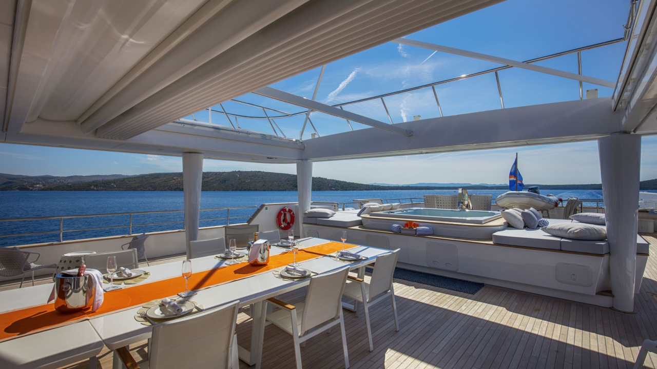Jahta čiji tjedni najam košta 300 tisuća eura mami poglede na Zlarinu, pogledajte kakva je iznutra
