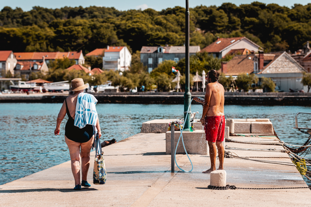 Na Zlarinu vrijeme sporije teče: Ljudi su po kafićima, sunčaju se, rade na brodovima...ključna riječ je 'pomalo'!