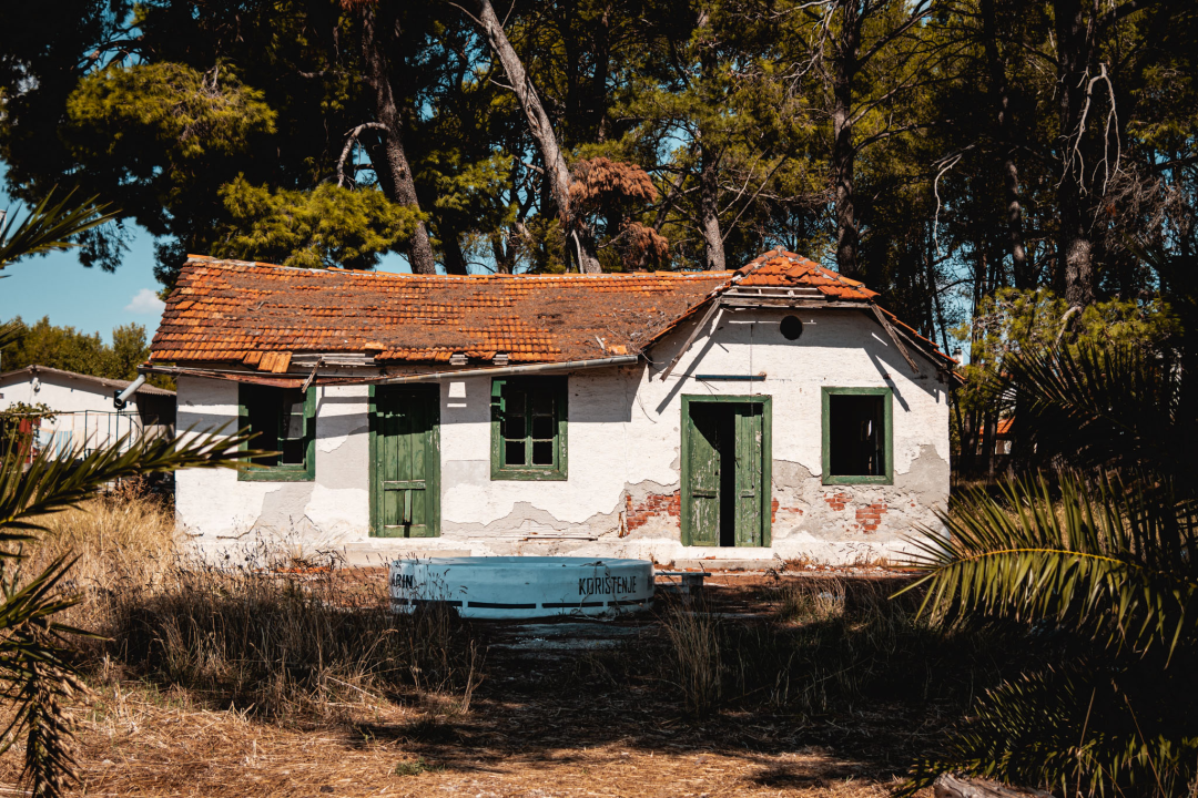 Na Zlarinu vrijeme sporije teče: Ljudi su po kafićima, sunčaju se, rade na brodovima...ključna riječ je 'pomalo'!