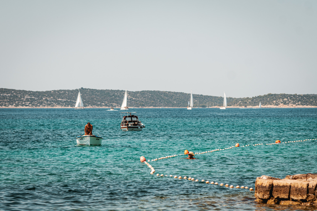 Na Zlarinu vrijeme sporije teče: Ljudi su po kafićima, sunčaju se, rade na brodovima...ključna riječ je 'pomalo'!