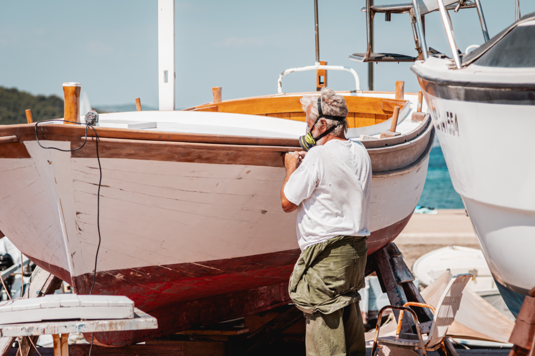 Na Zlarinu vrijeme sporije teče: Ljudi su po kafićima, sunčaju se, rade na brodovima...ključna riječ je 'pomalo'!