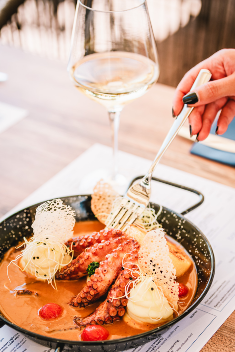 Terasa hotela Jadran ovog ljeta ‘vraćena’ Šibenčanima, a svirke uživo nastavljaju i nakon sezone! 