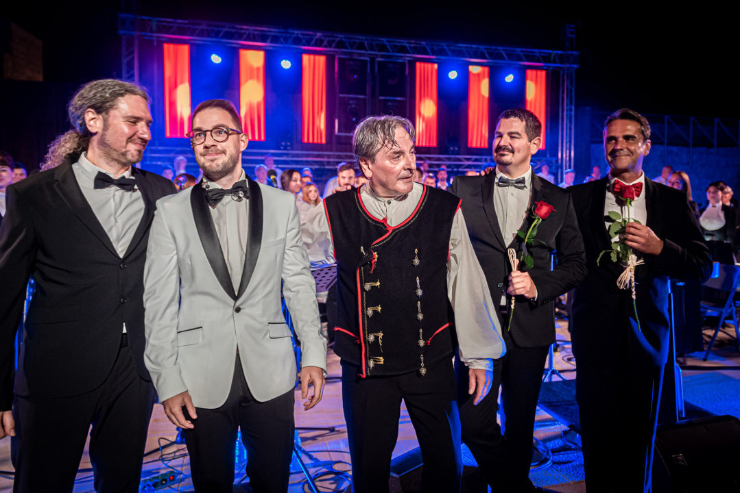 Šibenska narodna glazba i 4 tenora raspjevali publiku za kraj sezone