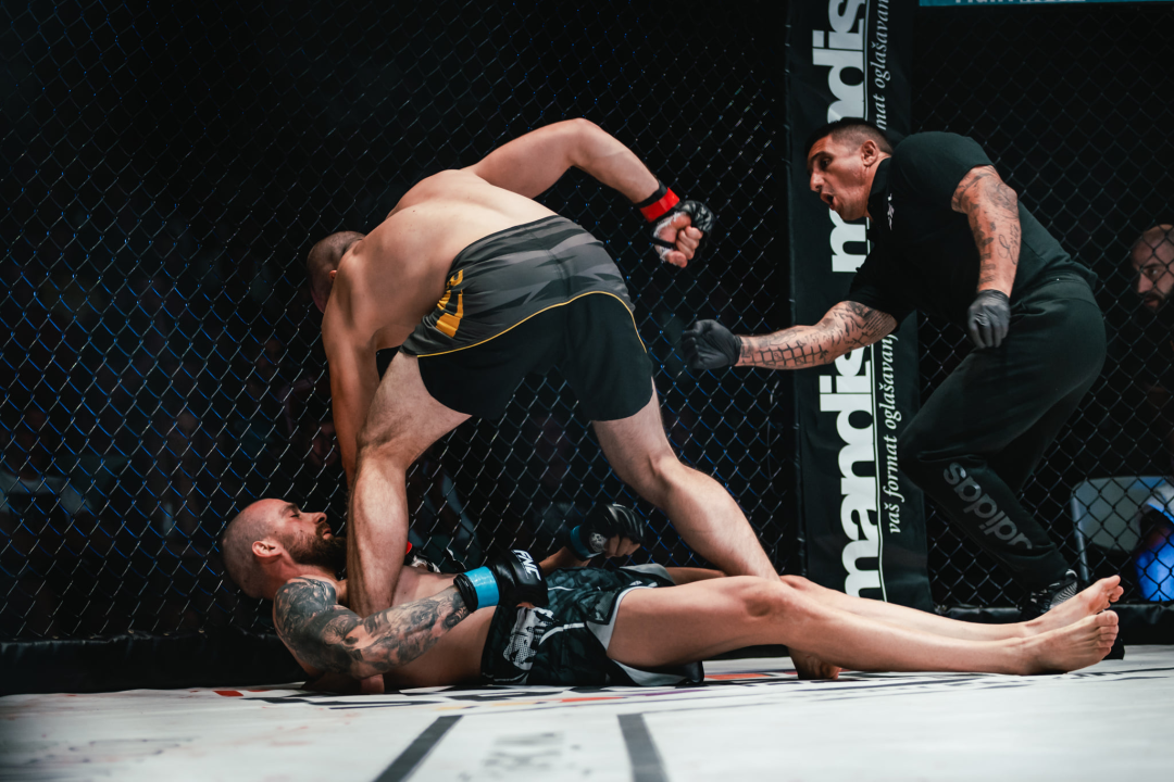 Borilački spektakl na Tvrđavi sv. Mihovila: ‘Croata‘ uspavao Vasu Bakočevića u prvoj rundi borbe 