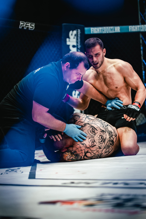 Borilački spektakl na Tvrđavi sv. Mihovila: ‘Croata‘ uspavao Vasu Bakočevića u prvoj rundi borbe 