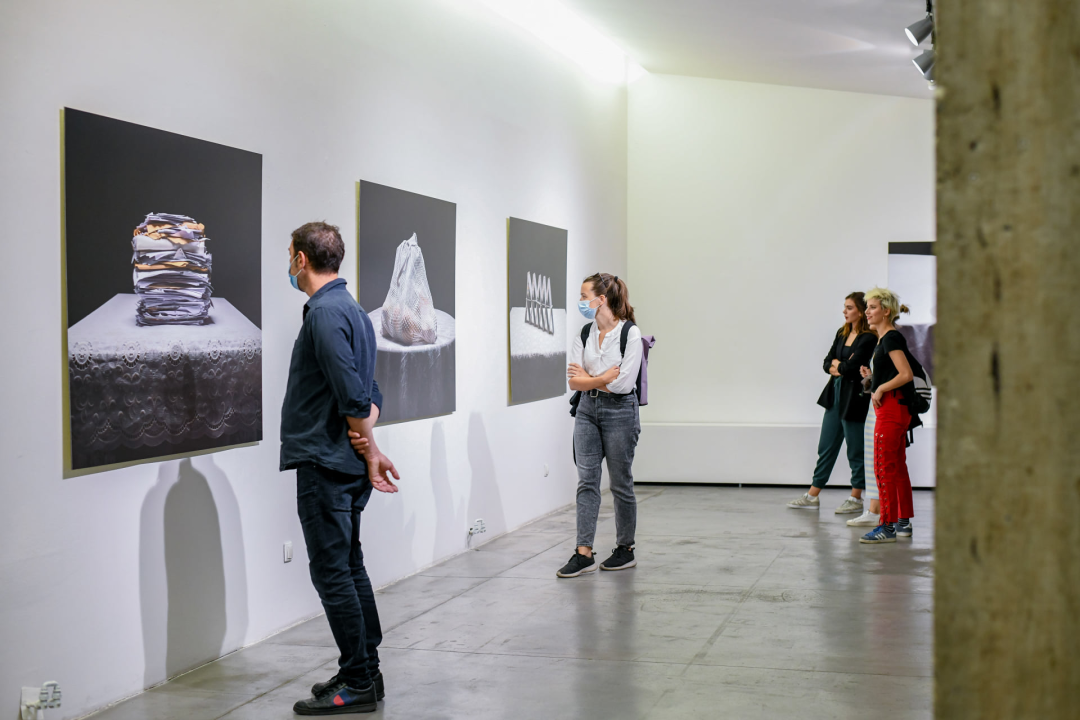 Ivan Buvinić ogolio osobne traume izložbom fotografija: 'Obiteljski stol svjedok je ljudskih odnosa' 