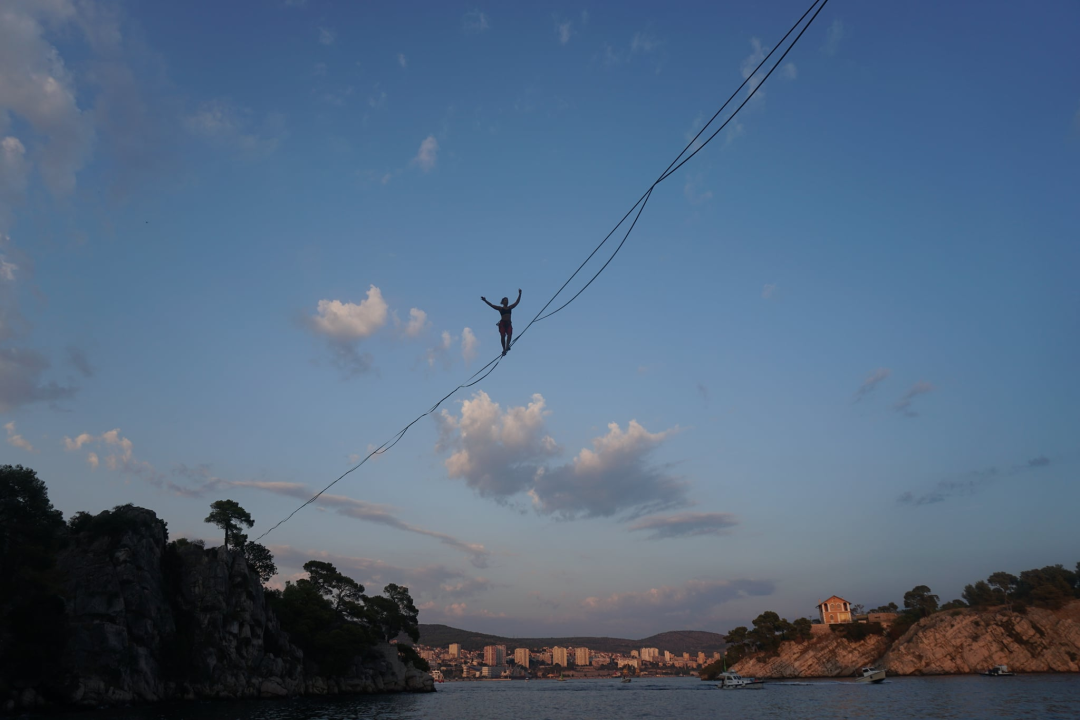 Ova silueta nad kanalom je Šibenčanka Antonia Gašperov: 'Highline je sigurniji od vožnje autom, a adrenalin je najveći neprijatelj u zraku'