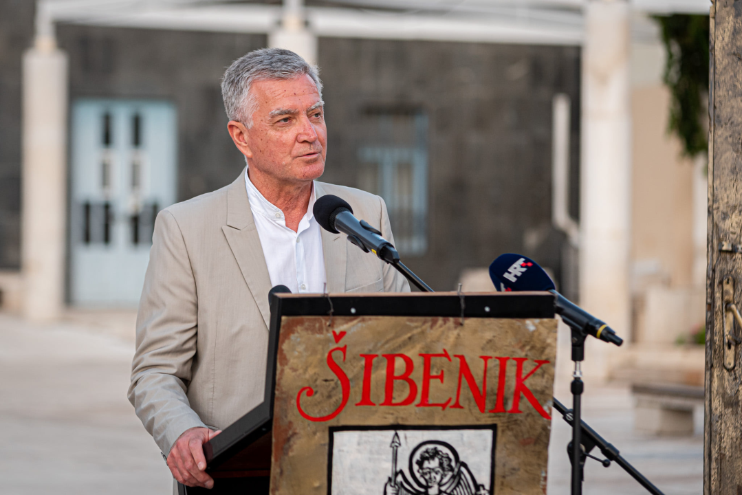 Brončana skulptura stare gradske jezgre Zvonimira Vile pred gradskom upravom: 'Uhvaćen je labirintski osjećaj grada, jedinstven za Šibenik'