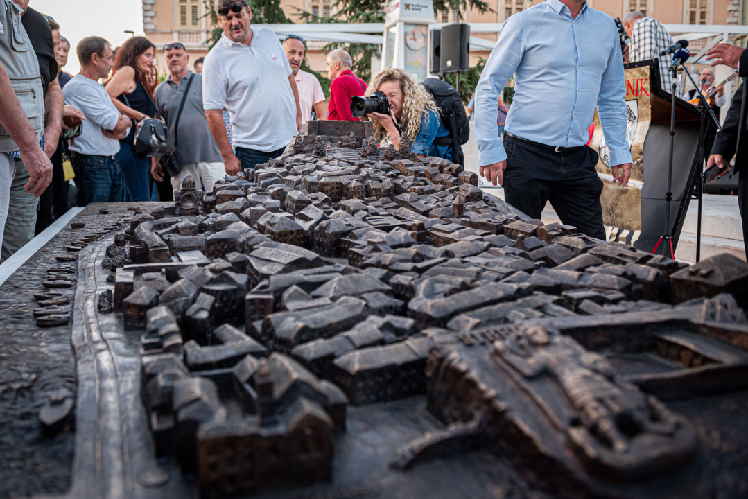 Brončana skulptura stare gradske jezgre Zvonimira Vile pred gradskom upravom: 'Uhvaćen je labirintski osjećaj grada, jedinstven za Šibenik'