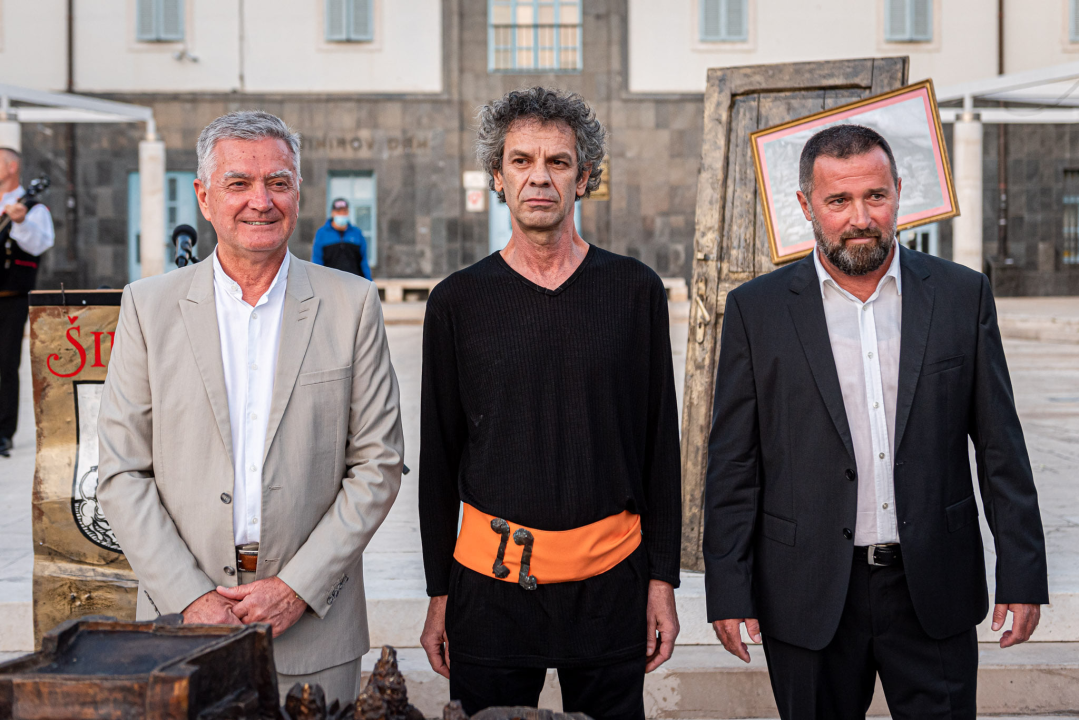 Brončana skulptura stare gradske jezgre Zvonimira Vile pred gradskom upravom: 'Uhvaćen je labirintski osjećaj grada, jedinstven za Šibenik'