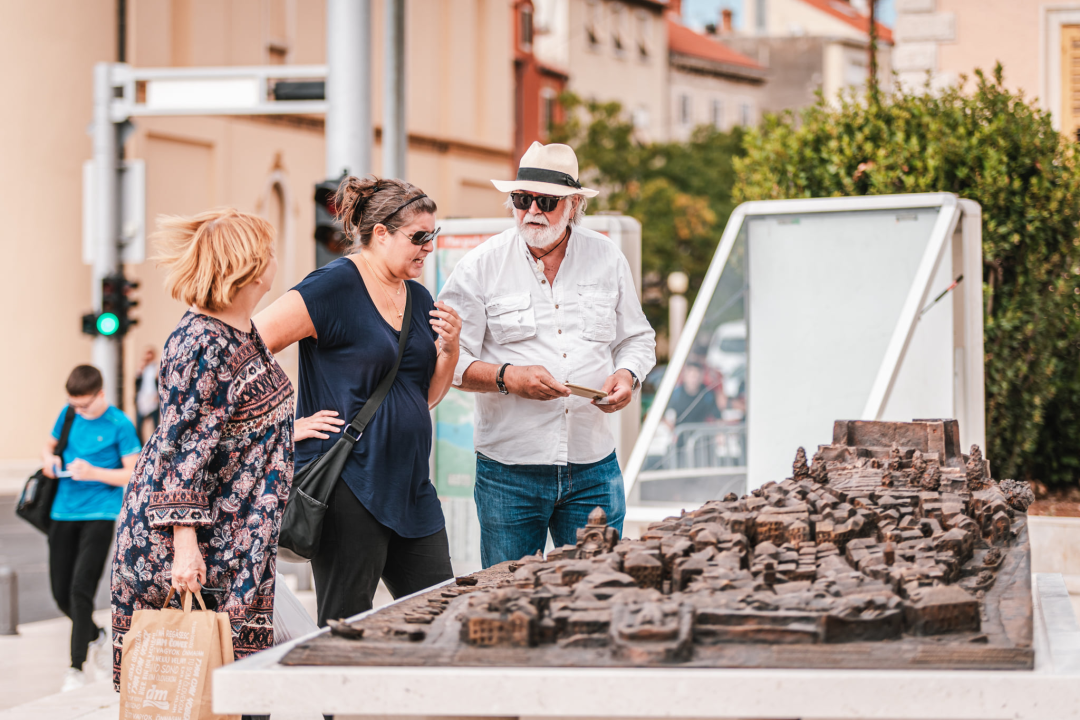 Nakon svečanog otkrivanja, uslijedilo je detaljno proučavanje: 'Dobro je to napravljeno, ali ovakva stvar treba na Poljanu' 