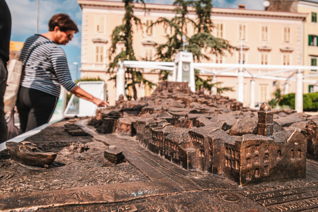 Nakon svečanog otkrivanja, uslijedilo je detaljno proučavanje: 'Dobro je to napravljeno, ali ovakva stvar treba na Poljanu' 