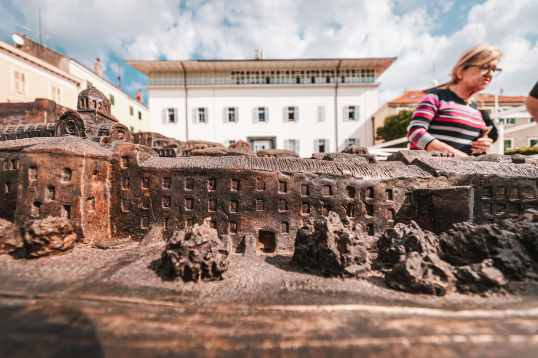 Nakon svečanog otkrivanja, uslijedilo je detaljno proučavanje: 'Dobro je to napravljeno, ali ovakva stvar treba na Poljanu' 