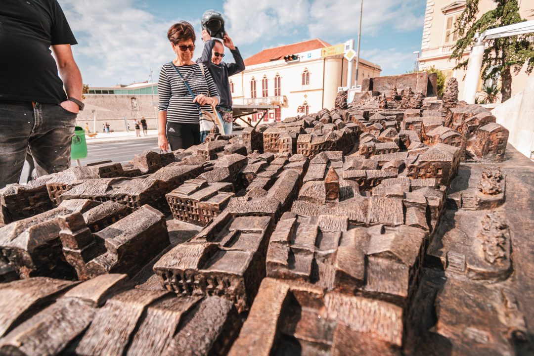 Nakon svečanog otkrivanja, uslijedilo je detaljno proučavanje: 'Dobro je to napravljeno, ali ovakva stvar treba na Poljanu' 
