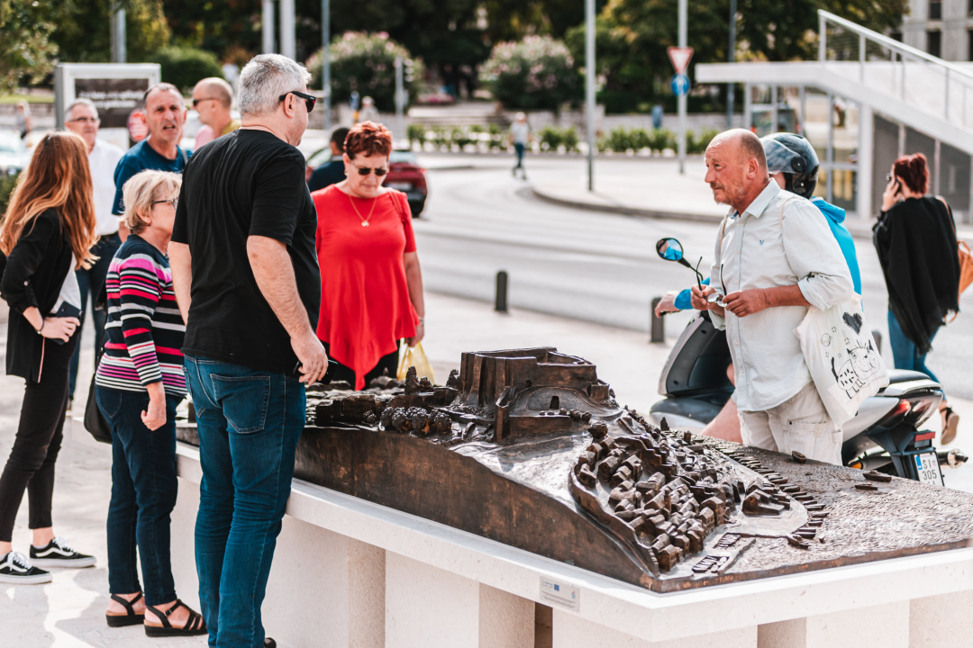 Nakon svečanog otkrivanja, uslijedilo je detaljno proučavanje: 'Dobro je to napravljeno, ali ovakva stvar treba na Poljanu' 