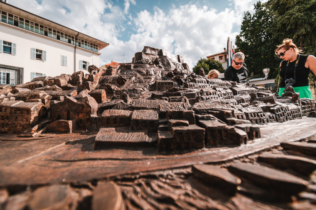 Nakon svečanog otkrivanja, uslijedilo je detaljno proučavanje: 'Dobro je to napravljeno, ali ovakva stvar treba na Poljanu' 