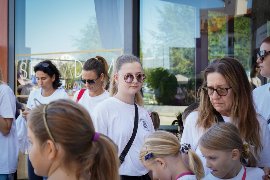 Pogledajte kako je Svjetski dan hodanja obilježen u Pirovcu: Skupljalo se i za pomoć maloj Kiari   