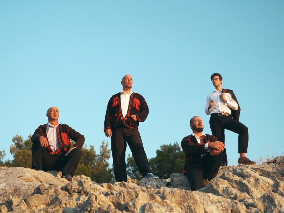 Teški osjećaji objavili singl ‘Susjeda’, u spotu glumi Dania Obratov, nizozemska reprezentativka u sanjkanju!