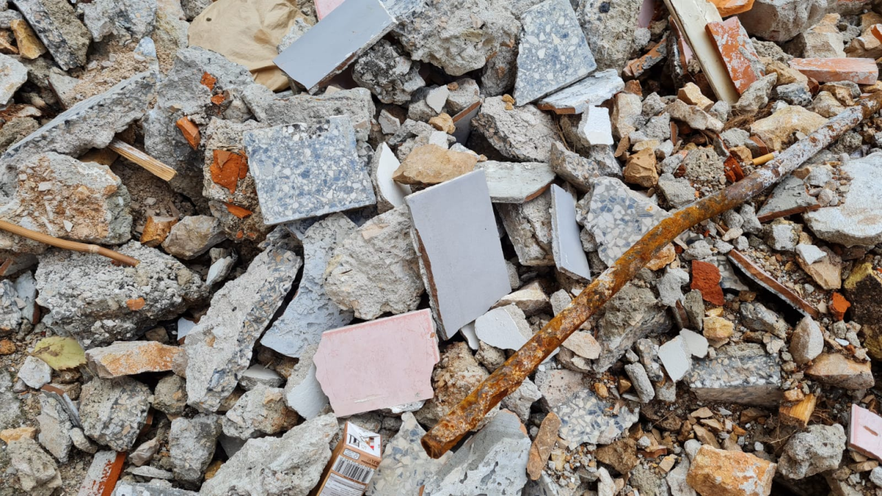 Na Baldekinu preuredili wc pa građevinski otpad bacili na trgić i tako stoji već dva tjedna