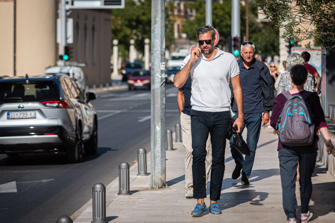 Vladarice modnog đira začinile sive, kišne dane šarenim modnim detaljima