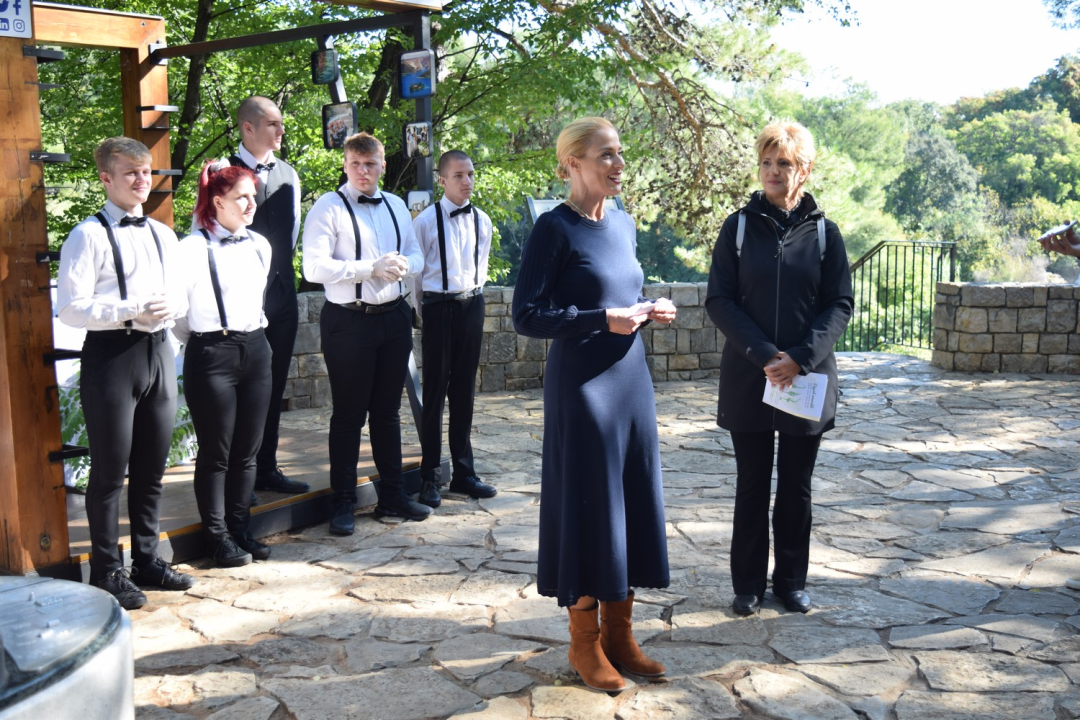 Šibenski srednjoškolci na Skradinskom buku predstavili koktel 'Tekući smaragd'