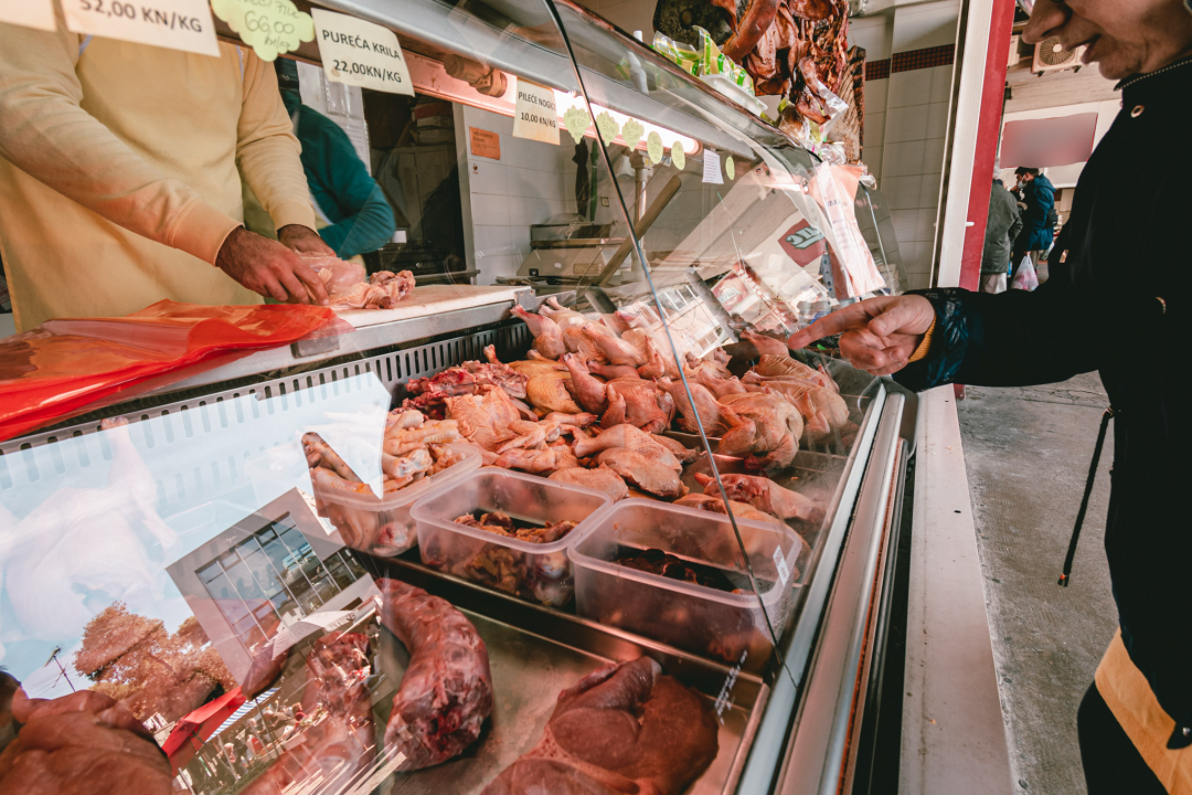 Zima je, kažu, hladna i strašna, ali uz Delikatese Petrović bit će vam toplo barem oko srca!