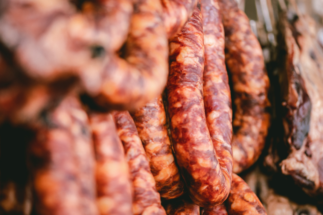 Zima je, kažu, hladna i strašna, ali uz Delikatese Petrović bit će vam toplo barem oko srca!