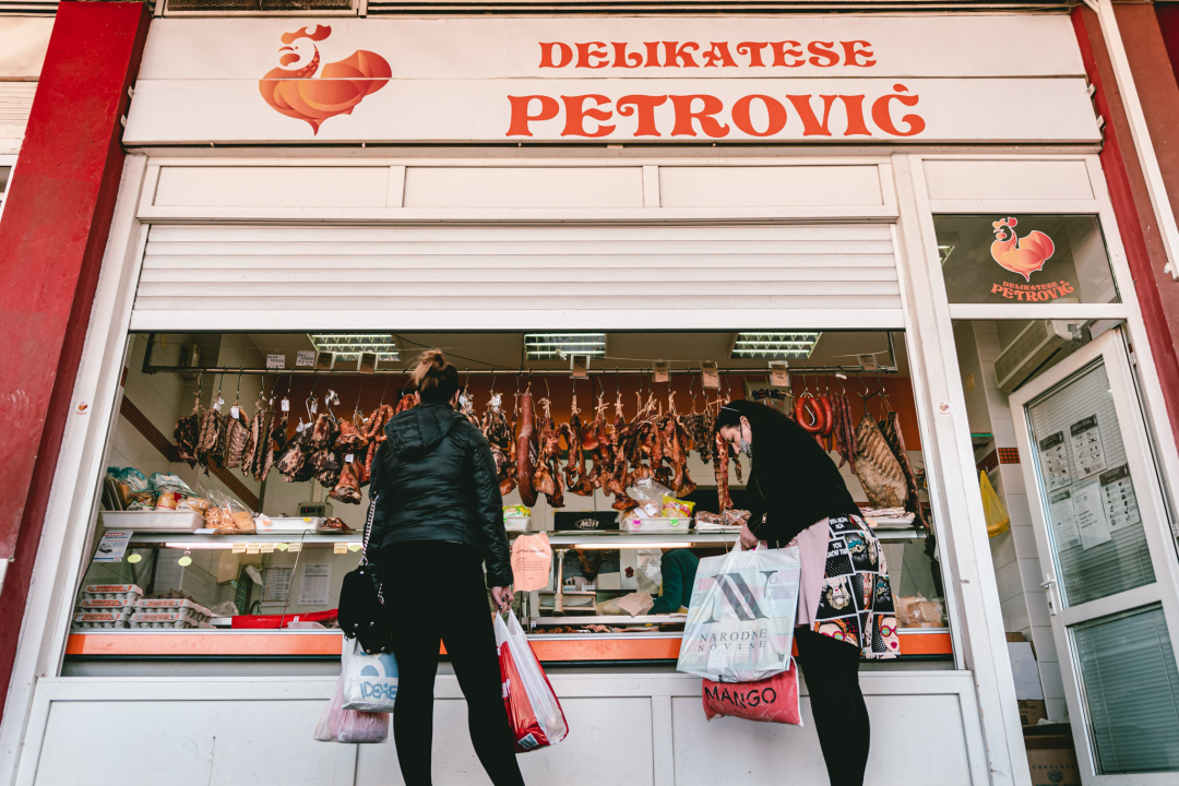 Zima je, kažu, hladna i strašna, ali uz Delikatese Petrović bit će vam toplo barem oko srca!