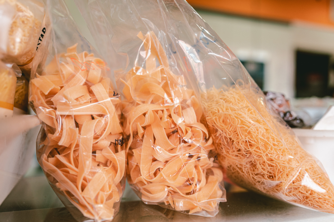 Zima je, kažu, hladna i strašna, ali uz Delikatese Petrović bit će vam toplo barem oko srca!