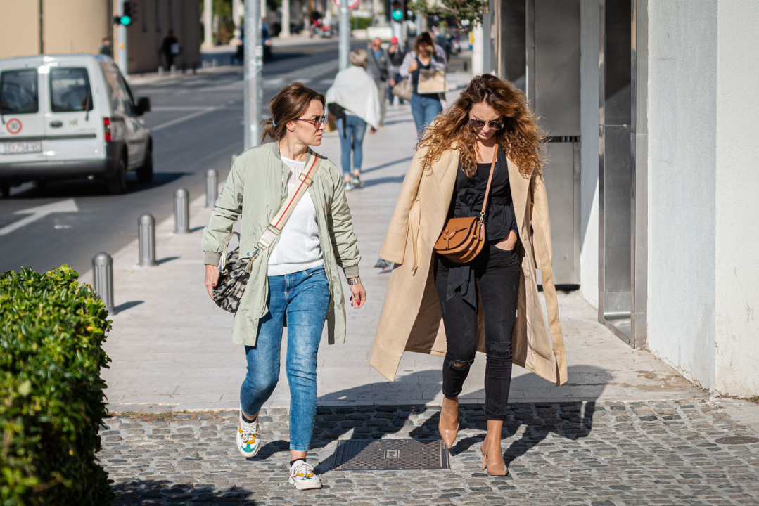 Vladarice modnog đira u šetnji gradom pokazale jesenje trendove