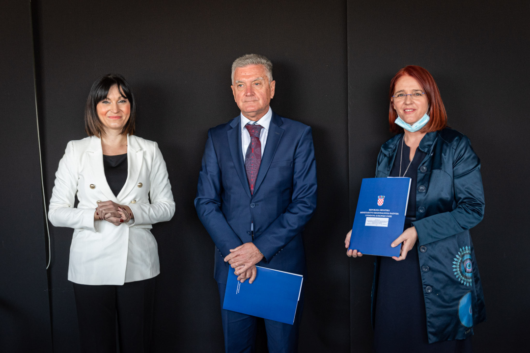 Ministrica Tramišak u Šibenik donijela kuvertu tešku 10,2 milijuna kuna: Novac ide za Bikarac, Pode, tvrđave i kanal sv. Ante   