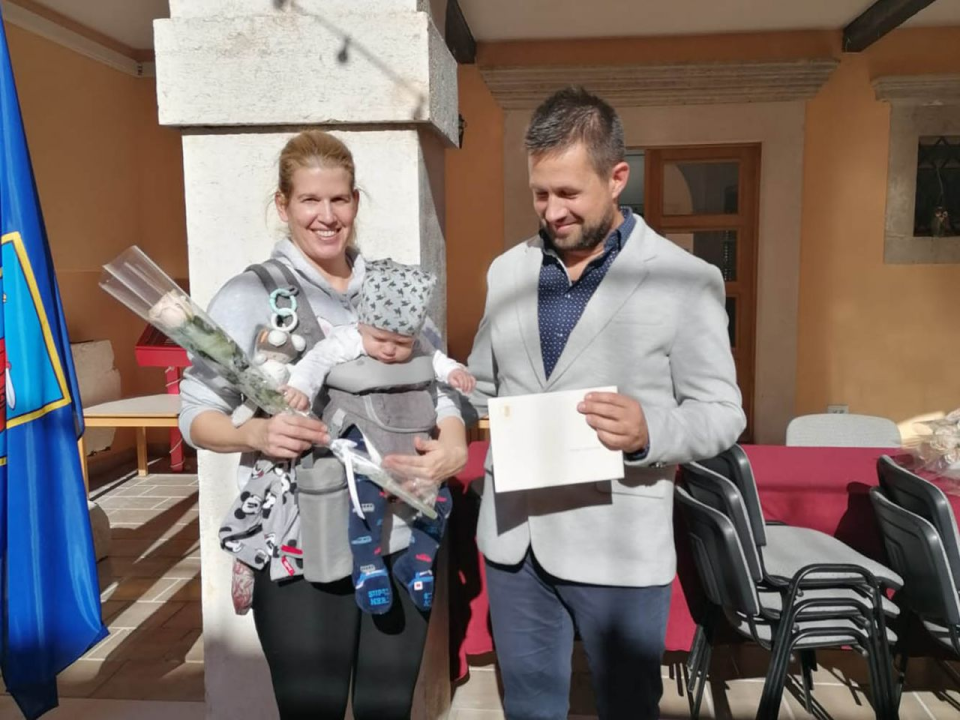Potpore Općine Tisno za novovjenčane parove i novorođenu djecu: Po  jednu, tri, pet i sedam tisuća kuna