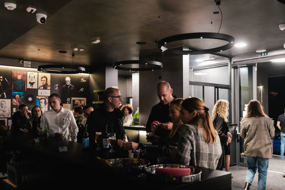 Natali Dizdar u ‘Arsenu’ u suzama otpjevala Arsenovu Zamijenit ću te gorim i proslavila 20 godina karijere