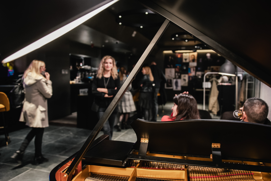 Natali Dizdar u ‘Arsenu’ u suzama otpjevala Arsenovu Zamijenit ću te gorim i proslavila 20 godina karijere