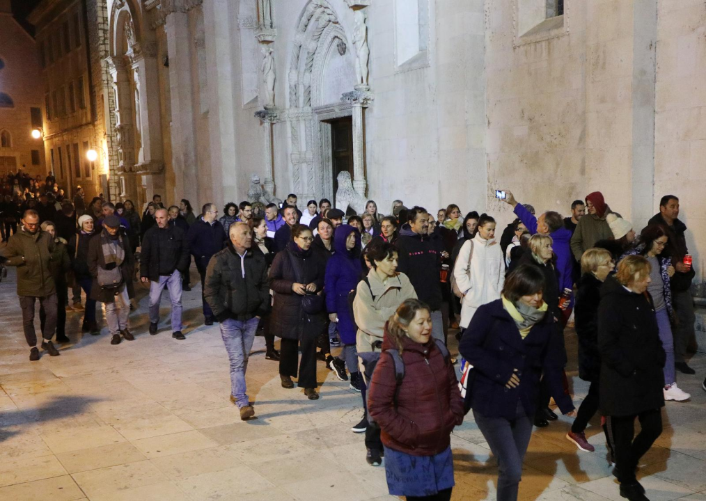Šibenčani se okupili na Poljani pa upalili svijeće pred zgradom Županije, dosta im je covid potvrda 