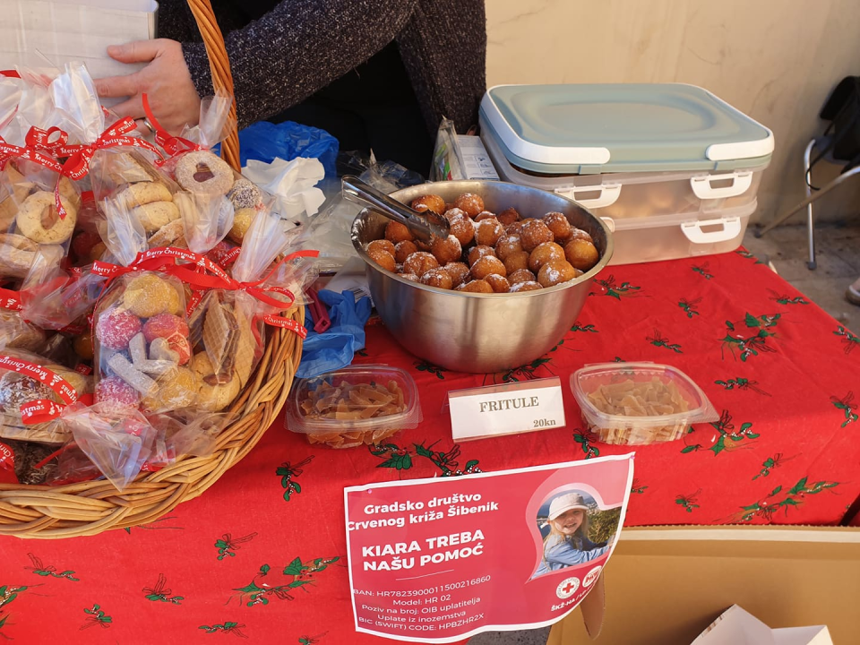 Počeo 'Božićni sajam za Kiaru' ispred kazališta: Dođite i pomognite!