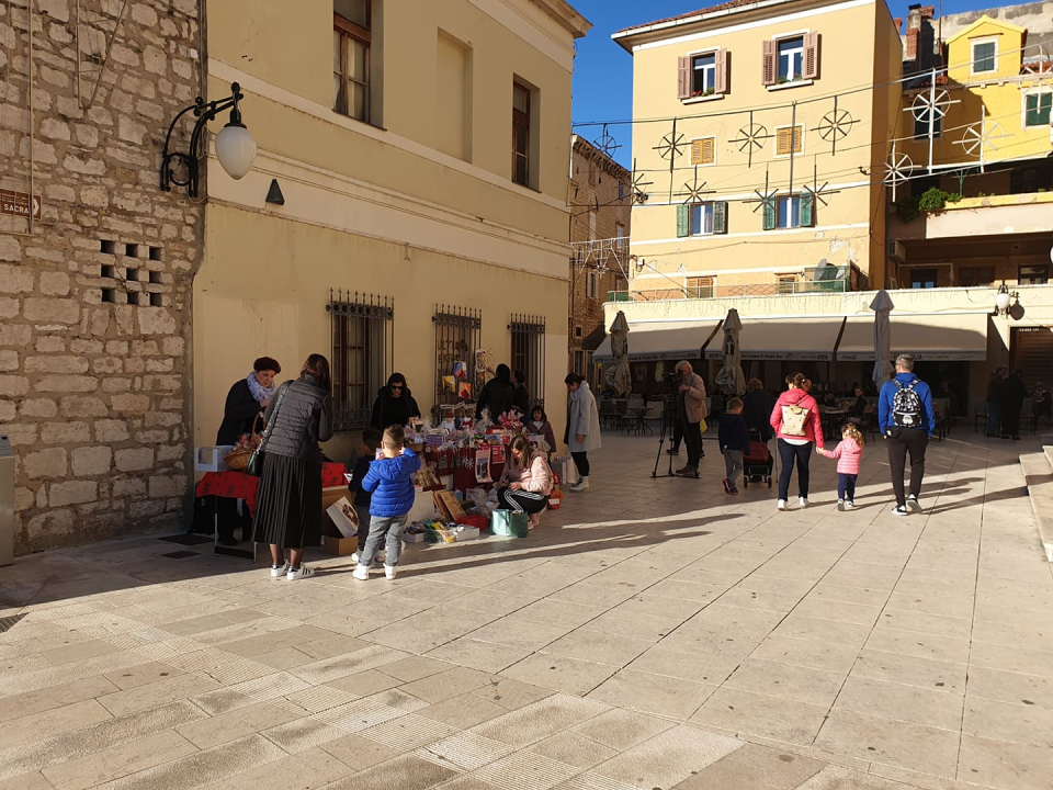 Počeo 'Božićni sajam za Kiaru' ispred kazališta: Dođite i pomognite!