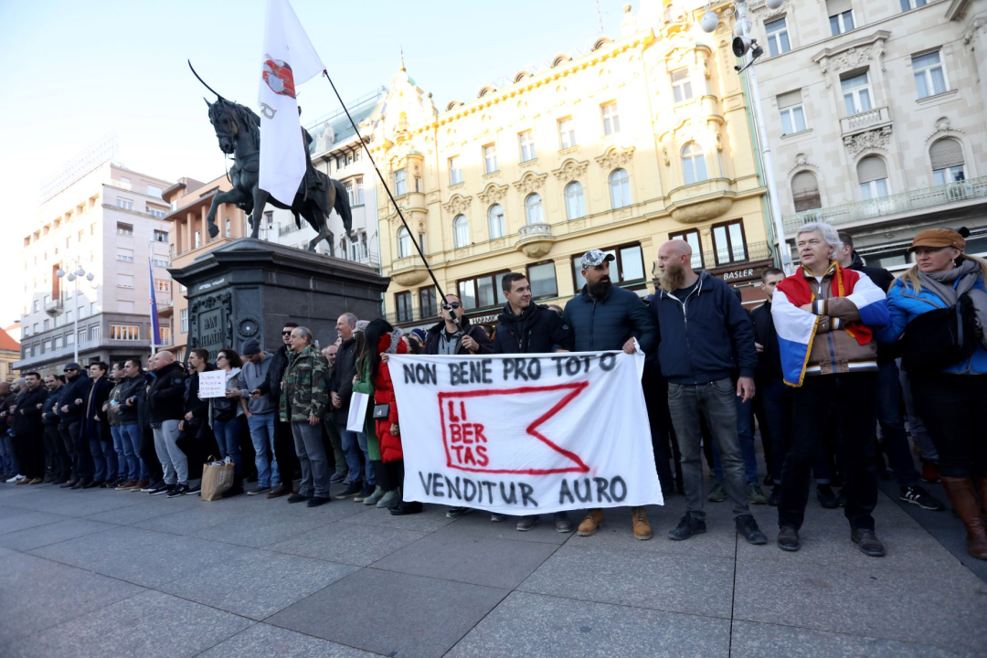 Završio prosvjed u Zagrebu: Pogledajte atmosferu u Zagrebu, okupljene i transparente koje su nosili
