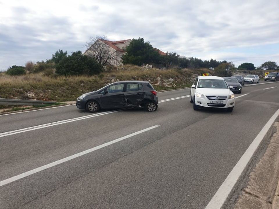 Sudar dva auta na 'tri trake': Hitna izašla na teren, nema teže ozlijeđenih 