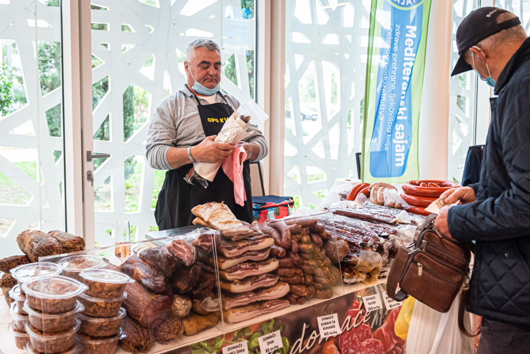 U Amadria parku otvoren Mediteranski sajam: Marijana Petir zaplesala linđo, a poseban hit je štand sa sirom Mercedes   