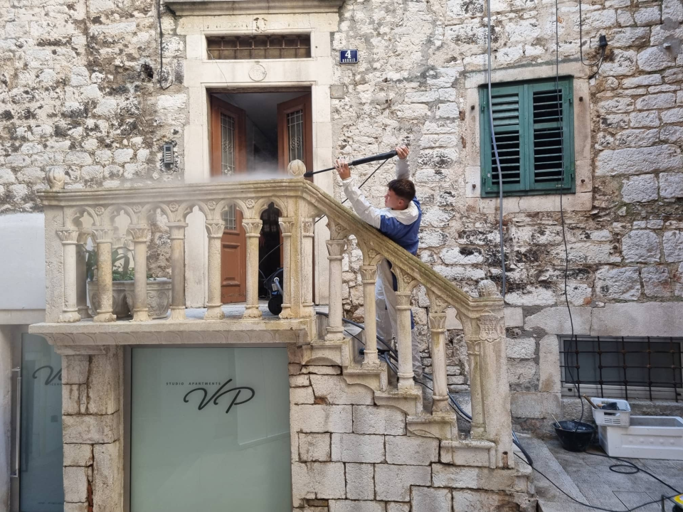 Na Dobriću počeli radovi na uređenju stubišta: 'Zaklonjeno je od sunca, ali zaslužilo je zasjati!'