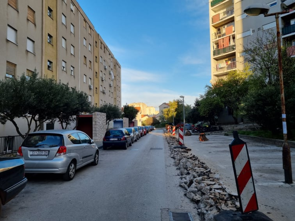 U Ulici branitelja Domovinskog rada opet započeli radovi: Uređuje se nogostup, parkirna mjesta i postavlja prometna signalizacija 