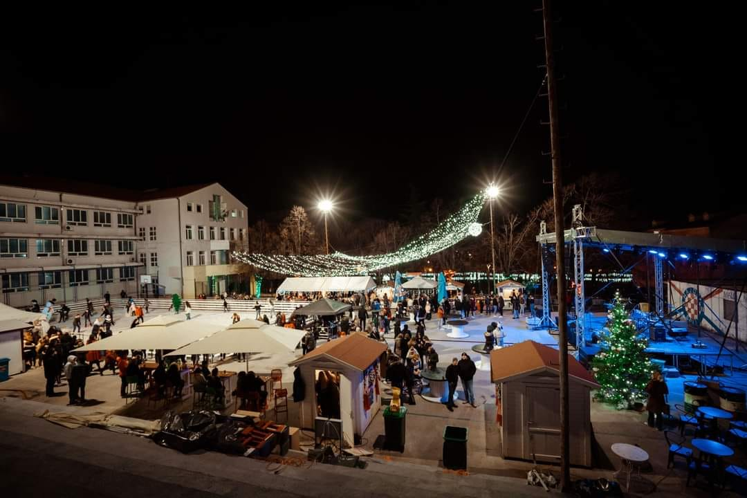 Neno Belan i Fiumensi otvorili Advent u Kninu: Pogledajte atmosferu 