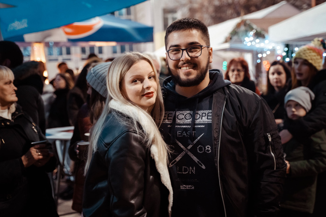 Giuliano i Diktatori zagrijali i rasplesali Kninjane drugog dana Adventa: Pogledajte kako je bilo