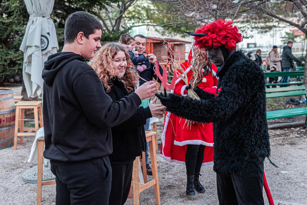 Sveti Nikola u Adventurinom Parkiću razveselio najmlađe Šibenčane 