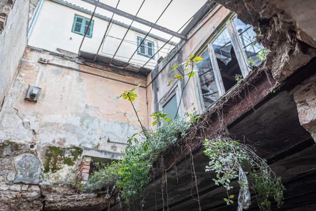 Urušio se dio stare kamene kuće u gradskoj jezgri: 'Mislili smo da je potres, tužno je što centar grada ovako propada' 