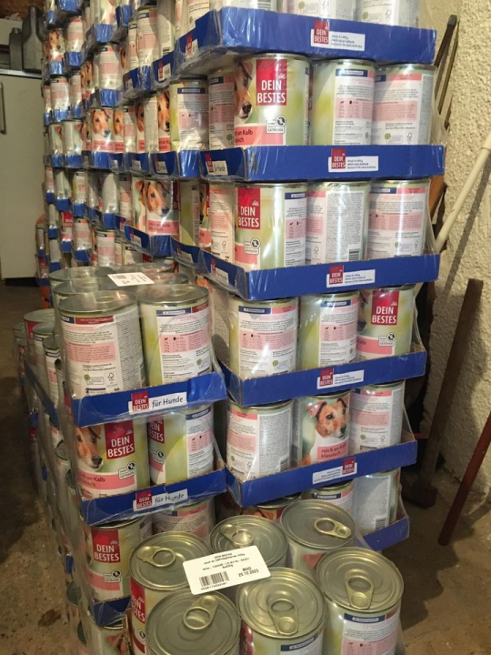 Bravo dm! Lanac drogerija kninskoj udruzi donirao dvije i pol tisuće konzervi hrane za pse!