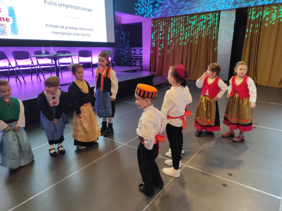 U Kući umjetnosti Arsen predstavljena slikovnica 'Božićne priče' iz DV Šibenske masline: 'Novac od prodaje ide Kiari' 